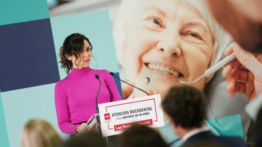 Díaz Ayuso anuncia el comienzo de los tratamientos gratuitos de salud bucodental que benefician a 360.000 mayores de 80 años La presidenta Isabel Díaz Ayuso vestida con un jersey rosa