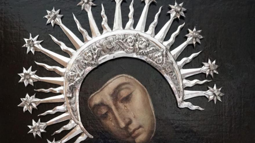 imagen de una pintura representando un rostro femenino con lágrimas y corona plateada
