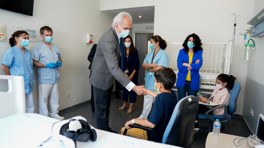 El consejero saludando a un paciente que ha usado las gafas