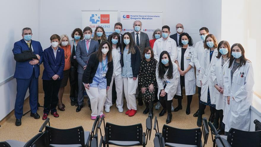 Los profesionales del hospital Santa Cristina con el consejero Enrique Escudero