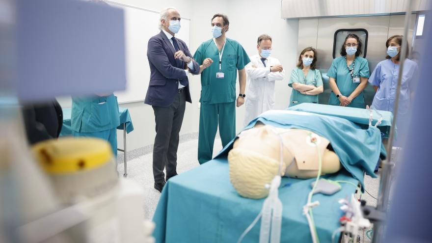 El consejero en funciones con parte del equipo médico