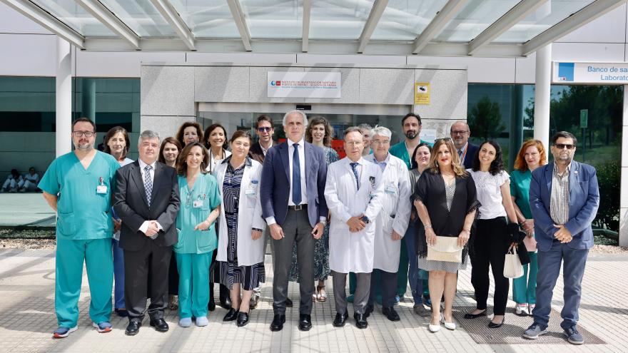 El consejero en funciones con parte del equipo médico