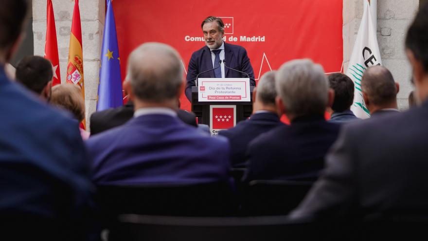 El consejero Enrique López junto a los representantes de la Iglesia Evangélica