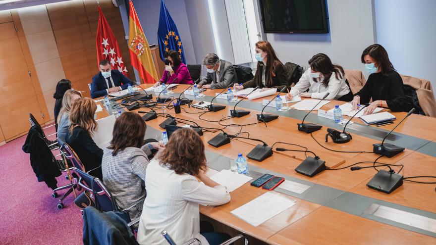 La mesa y los asistente de la reunión, con el consejero Enrique López sentado a la cabeza de la mesa