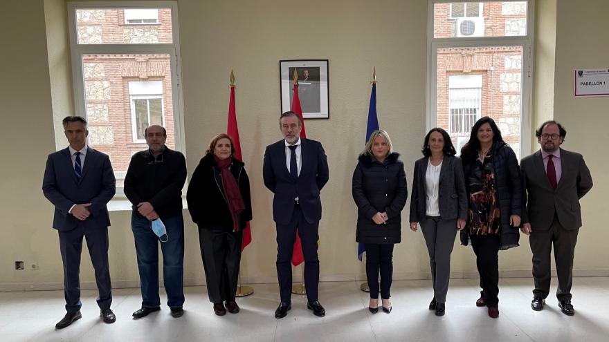 El consejero acompañado de los creadores y asistentes a la proyección