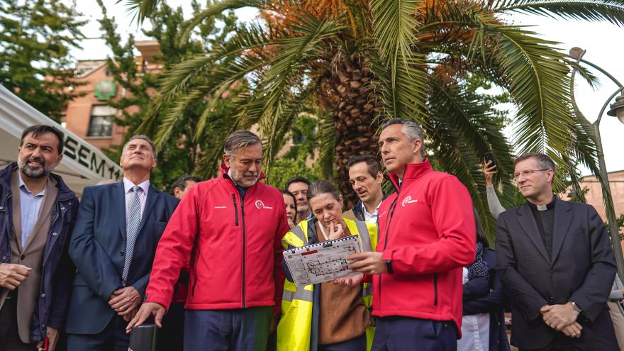 Los consejeros conversando con los representantes del equipo de emergencias