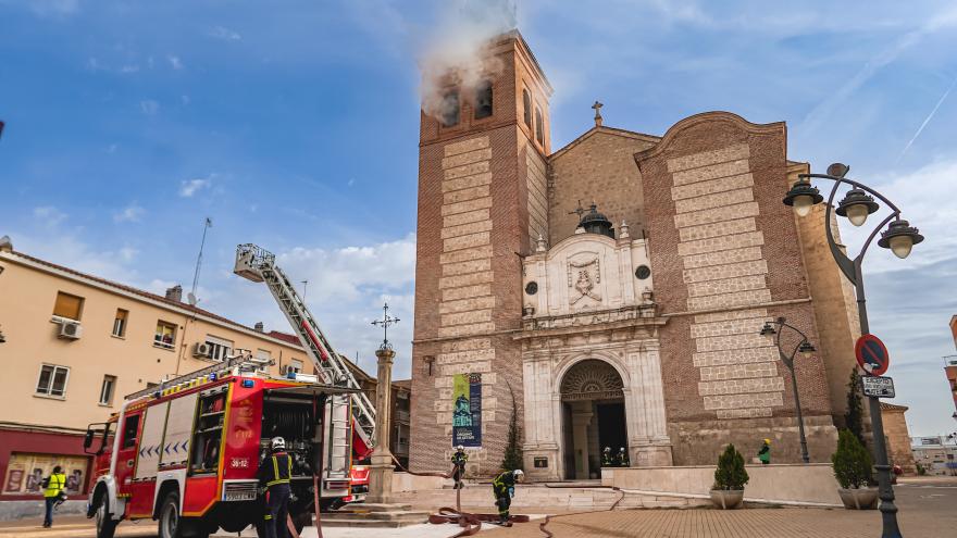 Los bomberos apagando el humo del simulacro
