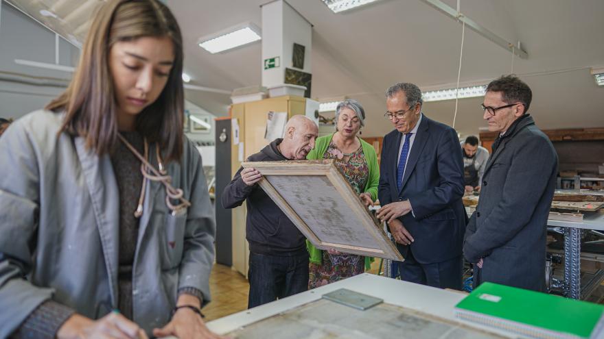 El vicepresidente viendo cómo trabajan los alumnos del centro