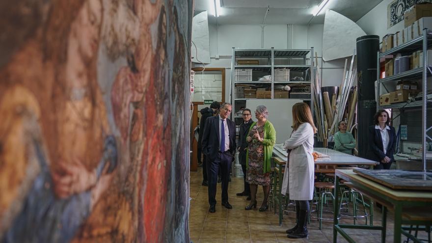 El vicepresidente viendo cómo trabajan los alumnos del centro