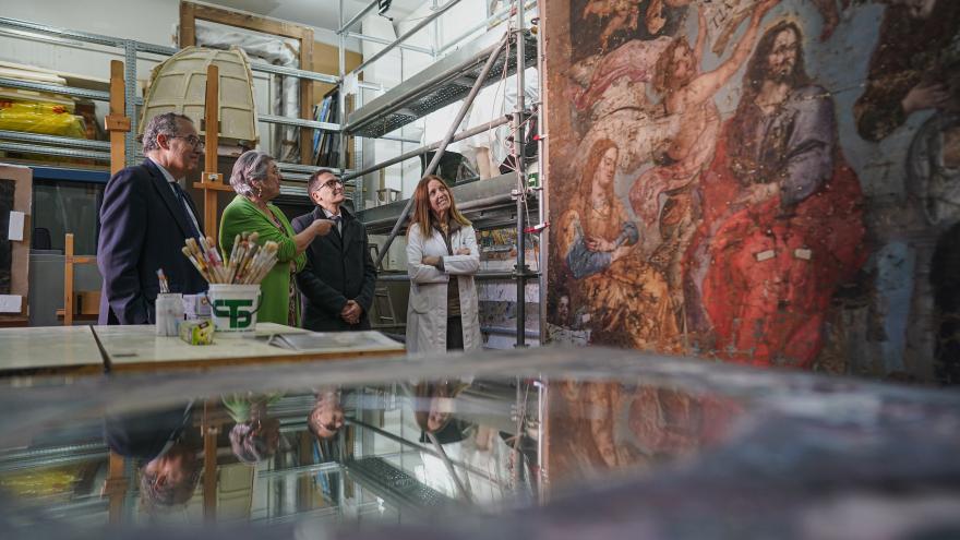 El vicepresidente viendo las piezas de los alumnos del centro