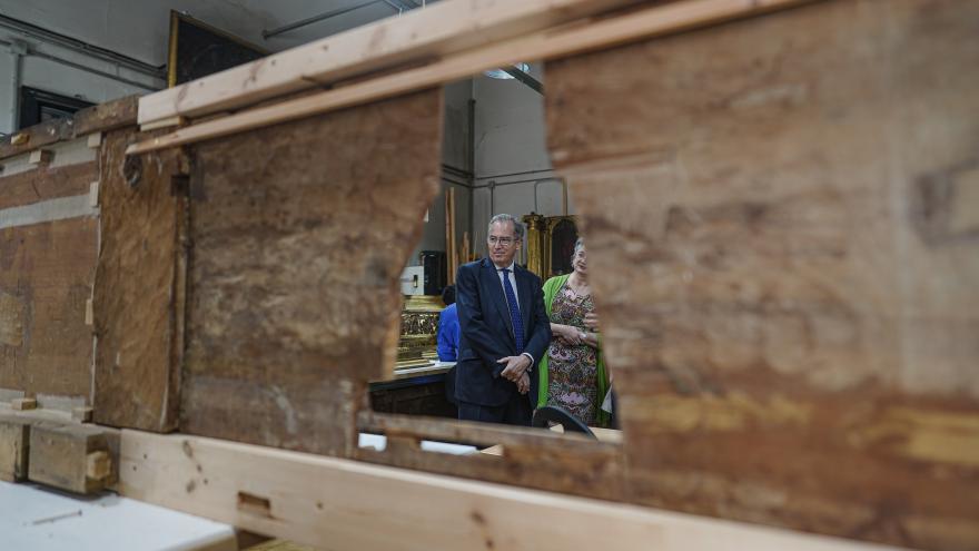 El vicepresidente viendo las piezas de los alumnos del centro