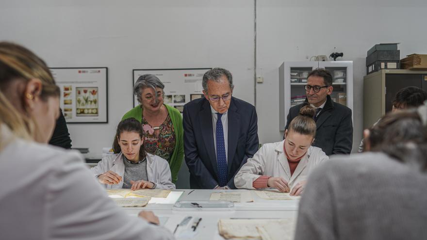 El vicepresidente viendo cómo trabajan los alumnos del centro