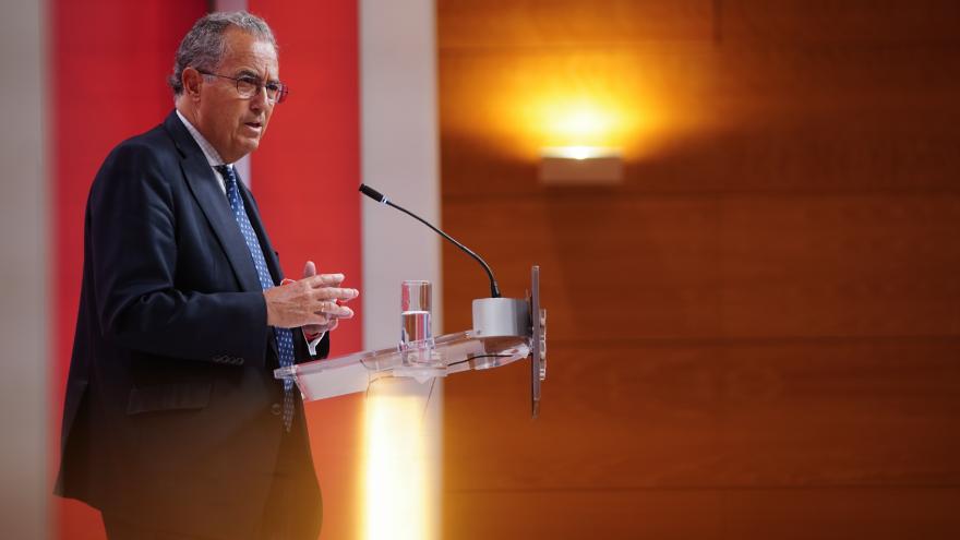 El portavoz regional, Enrique Ossorio, habla durante la rueda de prensa