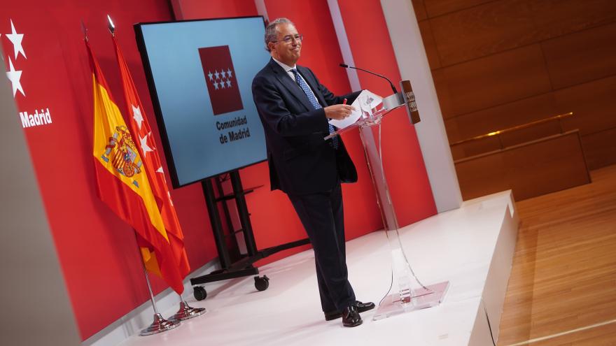 El portavoz regional, Enrique Ossorio, habla durante la rueda de prensa
