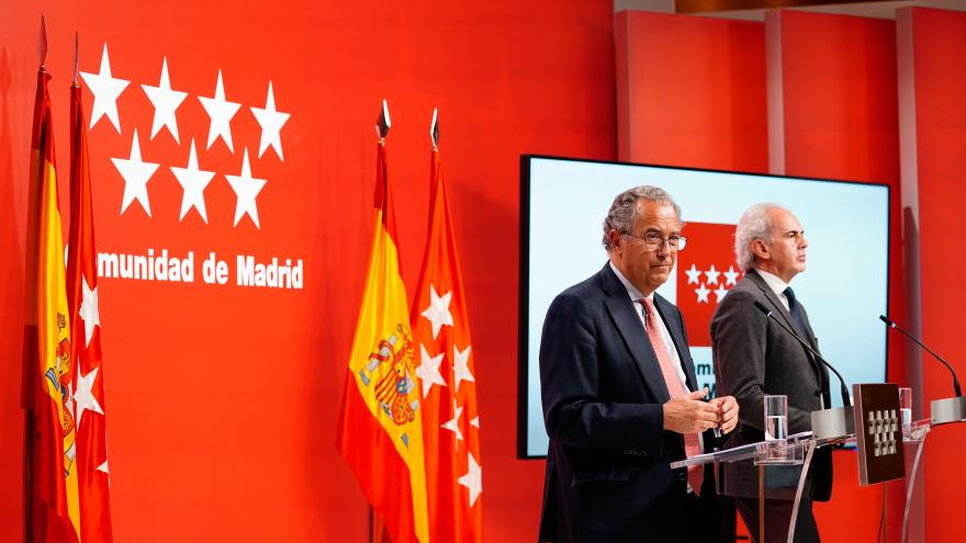 Los consejeros Enrique Ossorio y Enrique Ruiz Escudero durante la rueda de prensa 