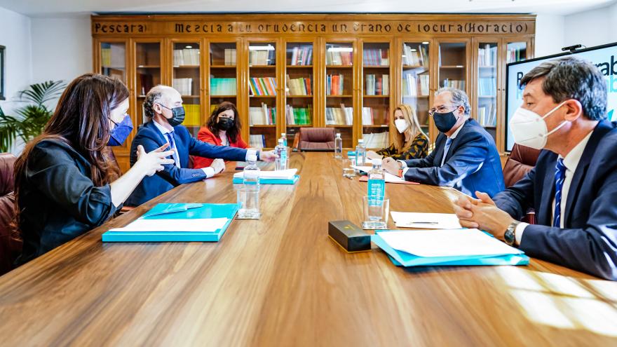 El consejero conversando sobre las nuevas medidas para los centros educativos