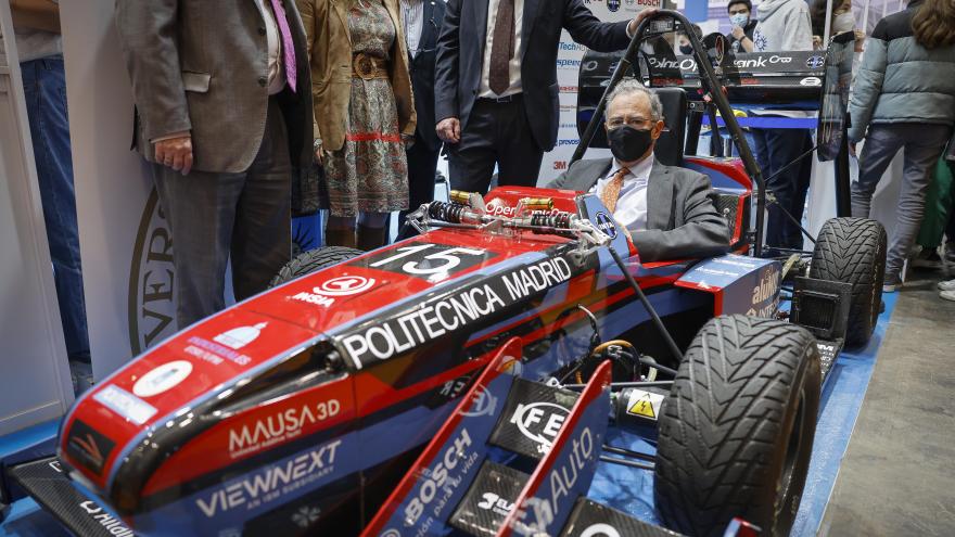 El consejero en un coche de carreras