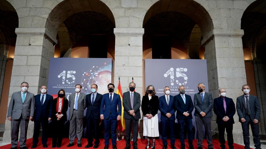 El consejero en el escenario con los asistentes al acto
