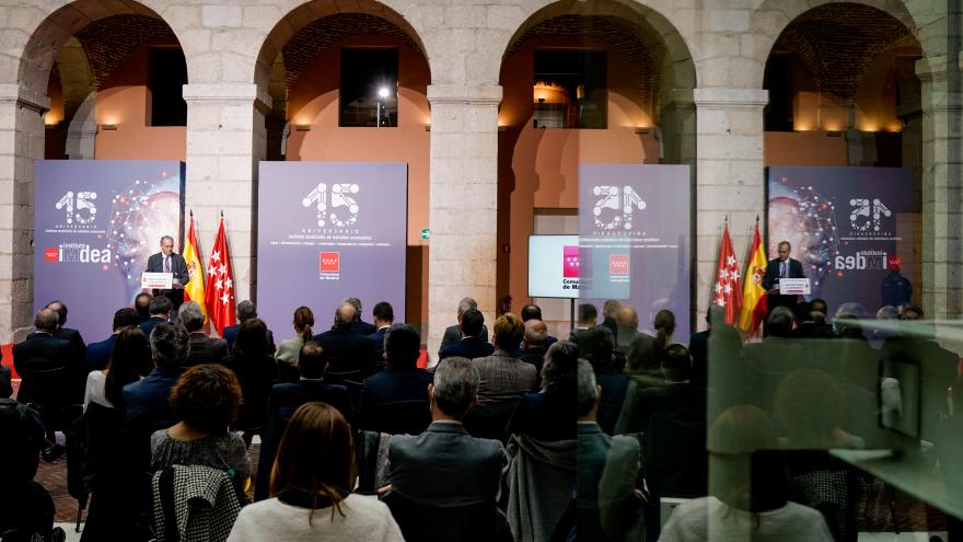 El escenario durante el acto de aniversario