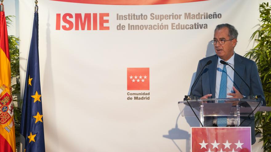 El vicepresidente Enrique Ossorio durante su intervención en la presentación
