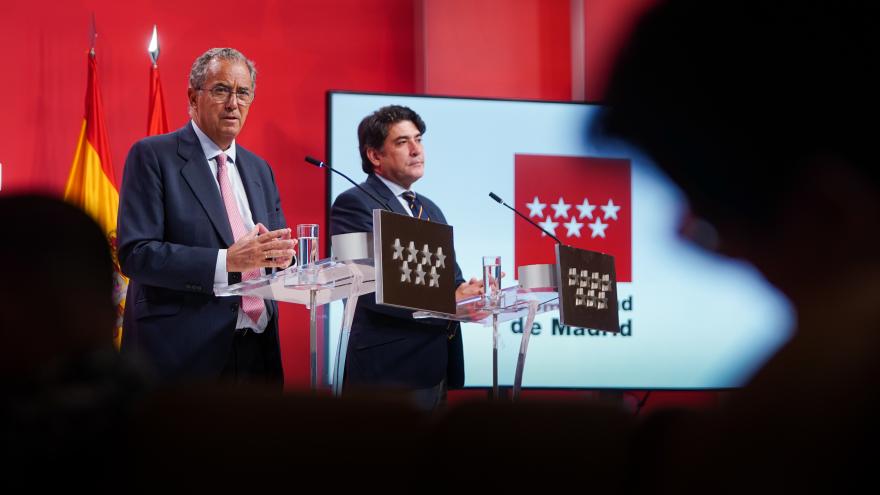 Los consejeros Enrique Ossorio y David Pérez durante la rueda de prensa