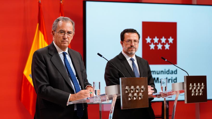 Los consejeros Enrique Ossorio y Javier Fernández-Lasquetty durante la rueda de prensa
