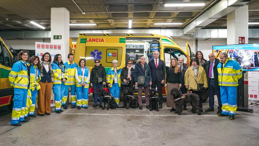 El consejero Enrique Ruiz con el equipo de SUMMA 112 y perros de acompañamiento