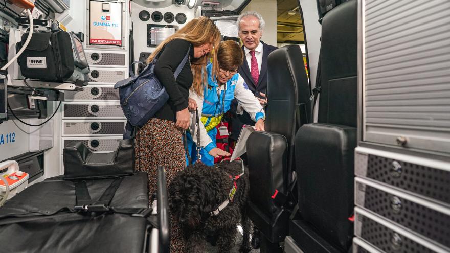 El consejero Enrique Ruiz dentro de una ambulancia con un perro de acompañamiento