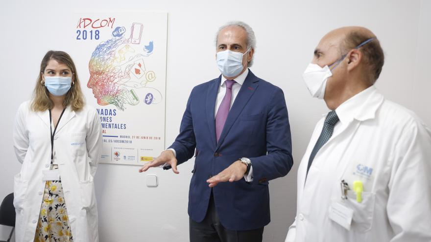 El consejero Enrique Ruiz Escudero conversa con un doctor