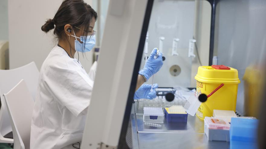 Una mujer trabajando en el laboratorio 