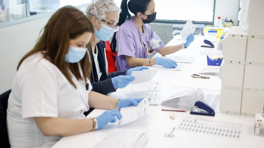 Varias personas trabajando en el laboratorio 