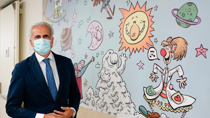 El consejero en el Hospital delante de una pared pintada de animales