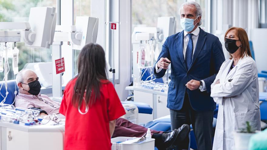 El consejero Enrique Ruiz en la unidad de donación
