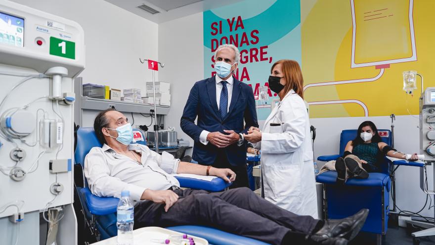 El consejero Enrique Ruiz en la unidad de donación