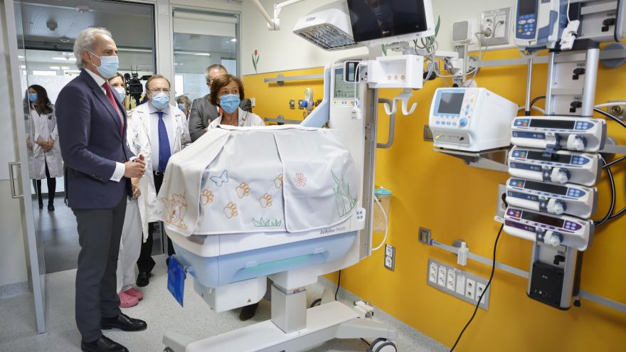 El consejero de Sanidad, Enrique Ruiz Escudero, visita una de las habitaciones de la unidad 