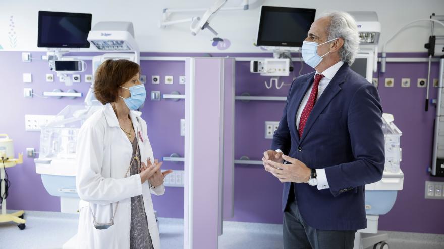 El consejero de Sanidad, Enrique Ruiz Escudero, conversa con una doctora