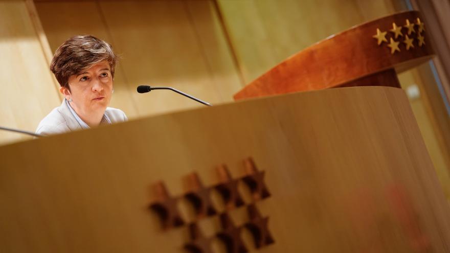La coordinadora de la Oficina Regional de Salud Mental y Adicciones, Mercedes Navío, hablando en la rueda de prensa 