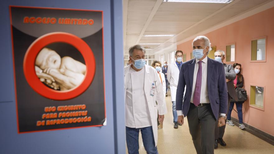 El consejero Enrique Ruiz Escudero durante su visita al centro hospitalario y conversando con los sanitarios