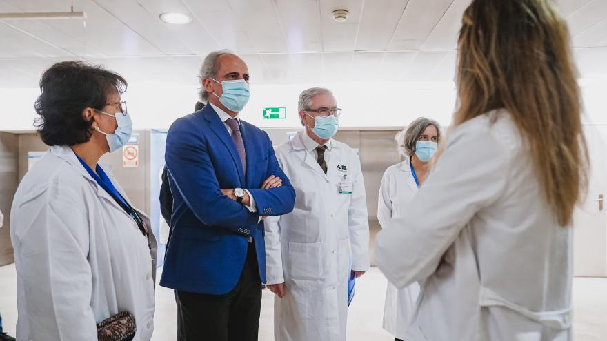 El consejero con parte del equipo en la Unidad Genómica