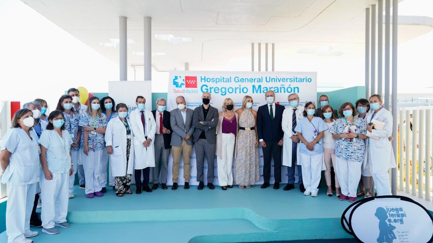 El consejero Enrique Ruiz Escudero con el equipo del hospital en el nuevo jardín 
