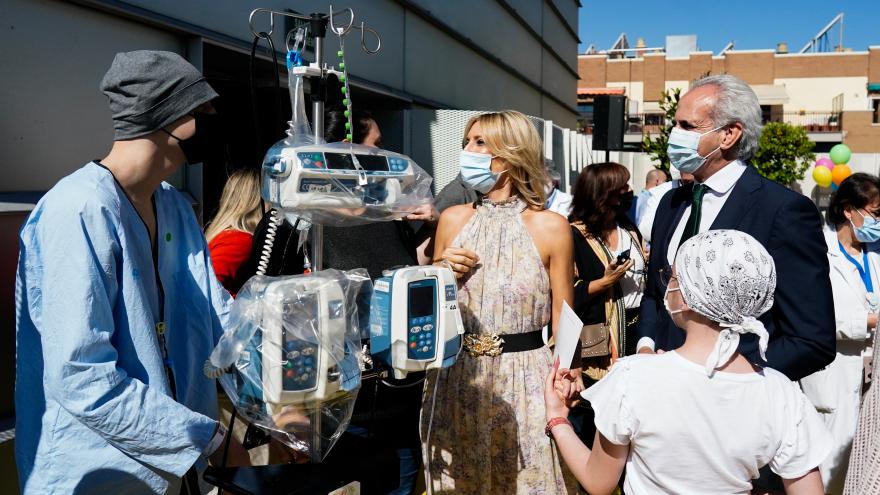 El consejero Enrique Ruiz Escudero en el nuevo jardín del hospital