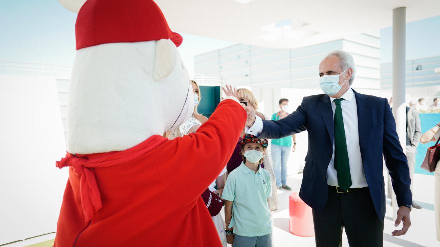 El consejero Enrique Ruiz Escudero en el nuevo jardín del hospital