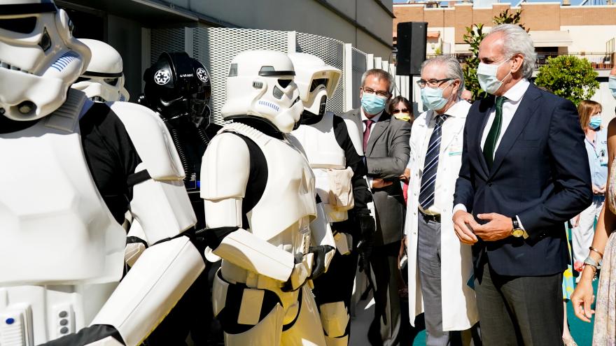 El consejero Enrique Ruiz Escudero en el nuevo jardín del hospital
