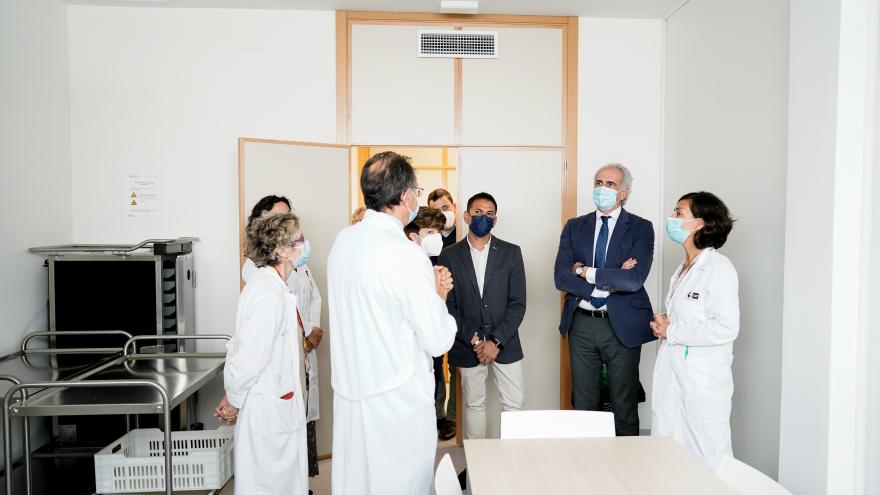 El consejero durante su visita al centro