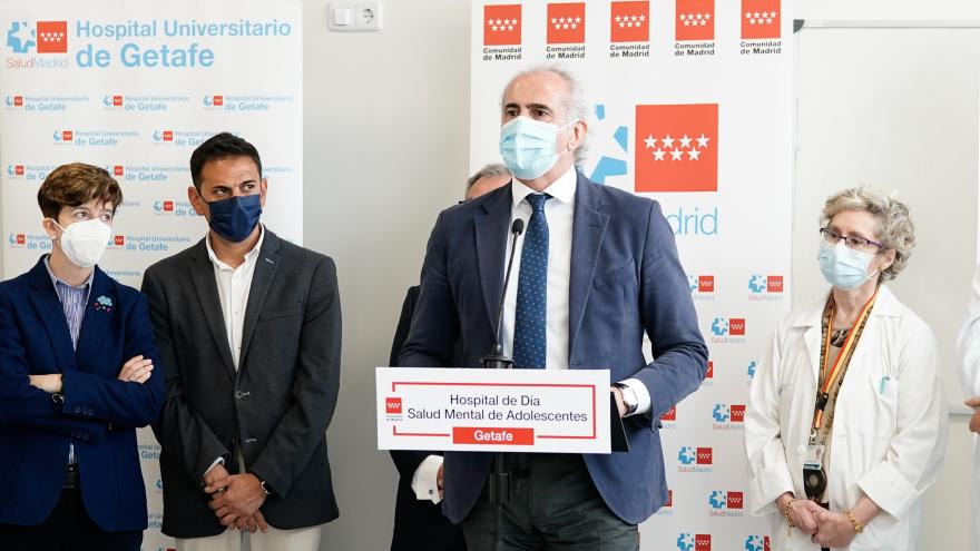 El consejero durante su visita al centro