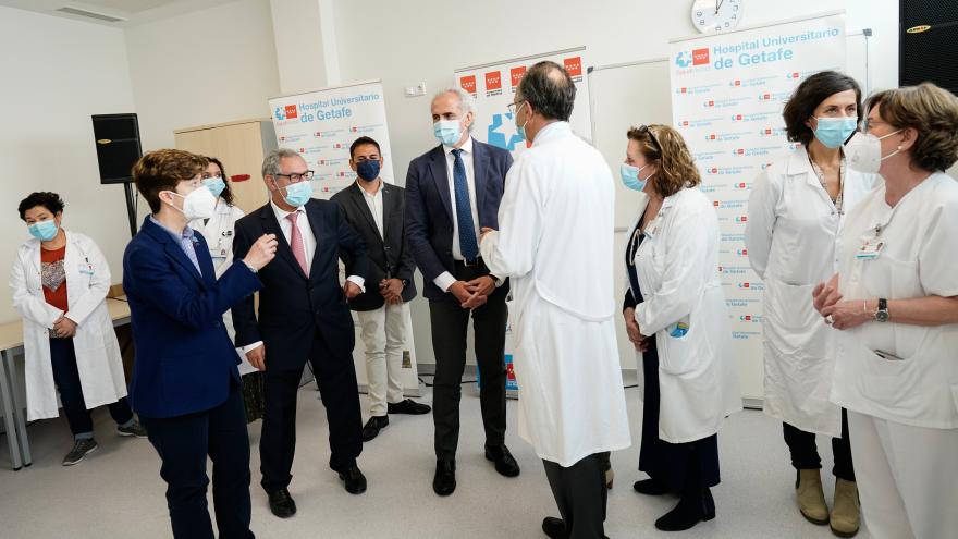El consejero durante su visita al centro