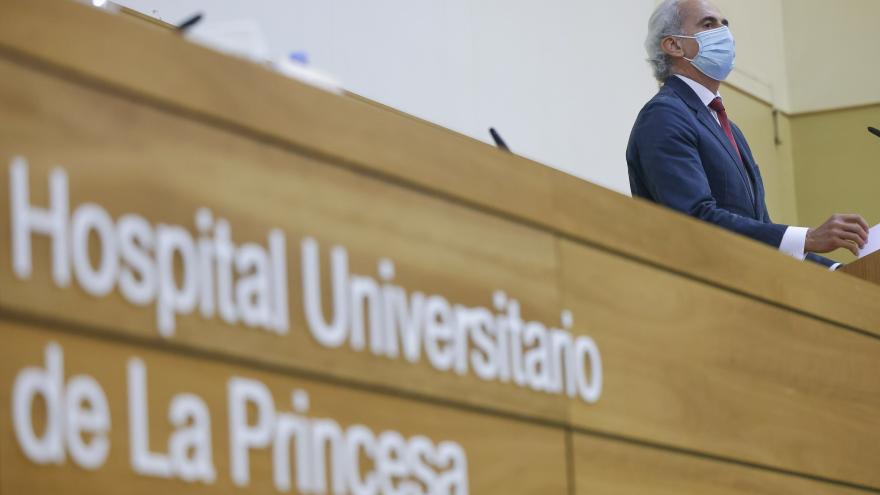 El consejero Enrique Ruiz Escudero habla desde el atril