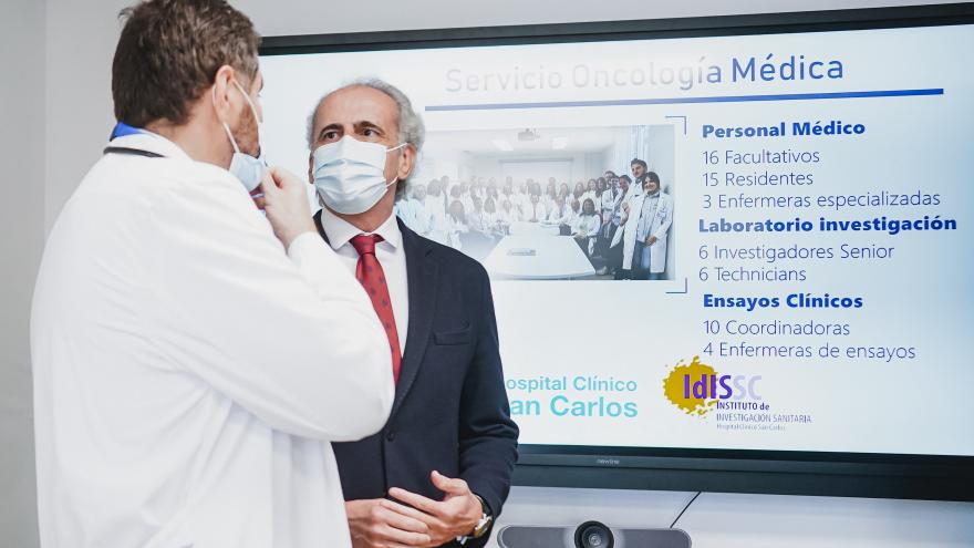 El consejero habla con una doctora 