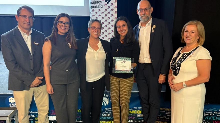 Premios Mujer Trabajadora 2025 al HUF Un grupo de personas recoge una placa conmemorativa