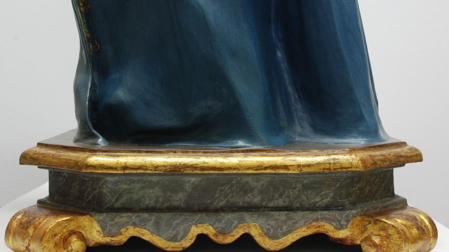 Detalle de la peana tras la restauración imagen de una peana de madera pintada